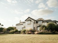 Channel Projects设计的极简主义住宅House by the Sea