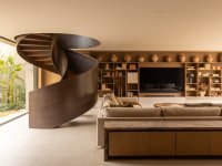 JCB House｜SUITE以双庭院与自然材质重塑巴西现代居住空间