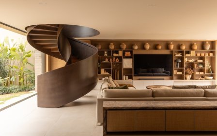 JCB House｜SUITE以双庭院与自然材质重塑巴西现代居住空间