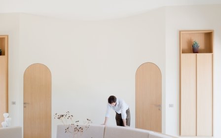 Seaside House：Studio Razavi以弧形设计连接室内与自然