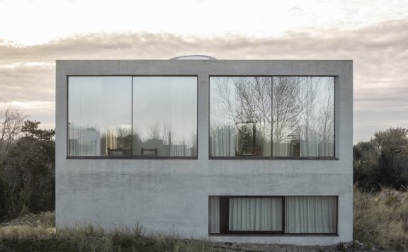 Villa Nouvelle Vague 半埋沙丘,探索混凝土的流动之美