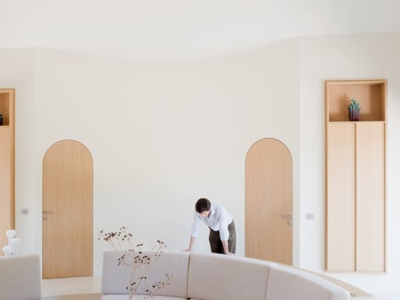 Seaside House：Studio Razavi以弧形设计连接室内与自然